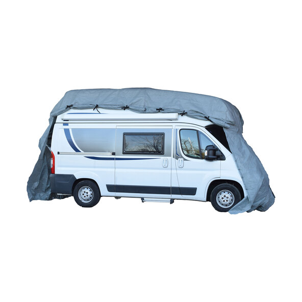 Silberne Wohnmobil Schutzhülle, Größe M, mit Gurtbandbefestigung und Reißverschlüssen zur einfachen Anbringung. Das Wohnmobil ist teilweise sichtbar.