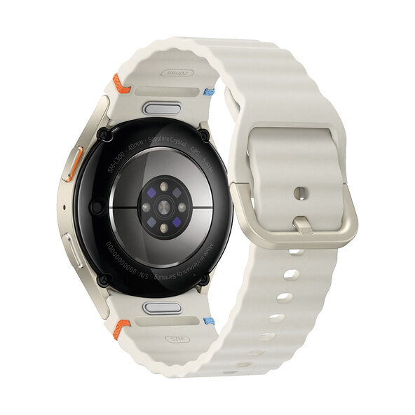 Beige Galaxy Watch mit rundem Display und schmalem, farblich passendem Armband, auf hellem Hintergrund leicht erhöht schwebend dargestellt.