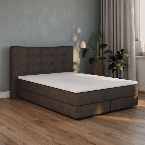 Weißer Matratzen-Topper Visko mit gesteppter Oberfläche, passend für ein Doppelbett, liegt auf einer angedeuteten Matratze.