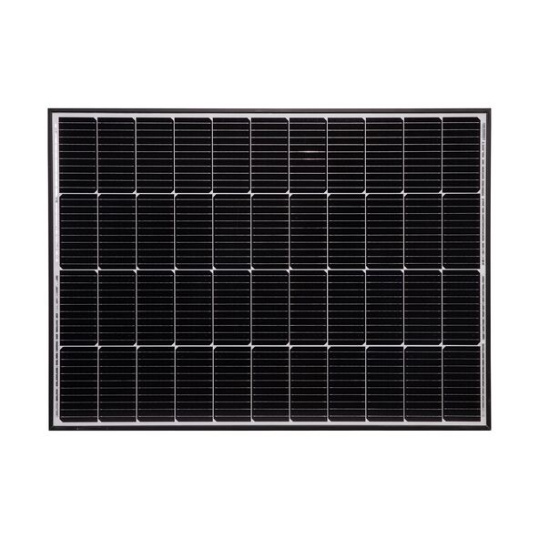 Zwei rechteckige Solarmodule, montiert auf einem Balkongeländer, vor einem unscharfen Hintergrund aus Häusern und Bäumen, demonstrieren das Balkonkraftwerk.