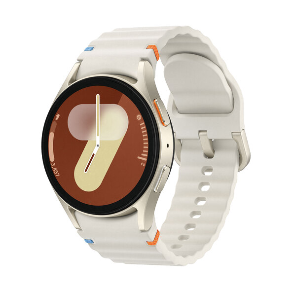 Beige Galaxy Watch mit rundem Display und schmalem Armband auf hellem Grund, leicht von oben aufgenommen, Fokus auf dem Uhrendisplay.