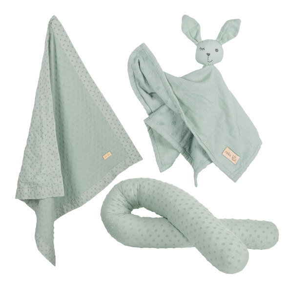 Baby Geschenkset Kuscheln und Spielen, grün: Ein grüner Karton mit Kuscheltier, Schnullertuch, Rassel und Söckchen, arrangiert für ein Babygeschenk.