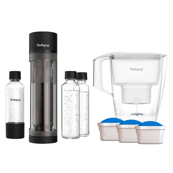 Ein Wassersprudler Logan mit Filterkanne, mehreren PET-Flaschen und einer CO2-Kartusche steht vor einem neutralen Hintergrund. Das Set ist vollständig und einsatzbereit.