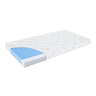 Freigestellte Gitterbettmatratze mit abnehmbarem, atmungsaktivem Bezug. Sie ist weiß und hat eine Größe von 60 x 120 x 11 cm, passend für ein Babygitterbett.