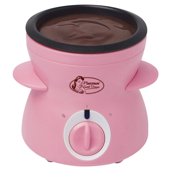 Pinkfarbenes Mini Schoko-Fondue Gerät mit zwei Gabeln, umgeben von Erdbeeren, Marshmallows und Keksen, freigestellt vor weißem Hintergrund.