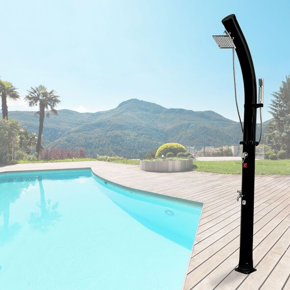 Hochstehende Solardusche am Pool