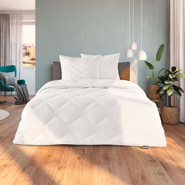 Bettenset Jahreszeiten, 155 x 220 cm, ordentlich gefaltet, auf einem Bett liegend, zeigt eine gesteppte Decke und Kissenbezüge in Weiß.