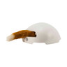 Ein automatisches Katzenspielzeug von Fox Den in Form einer braunen, halbrunden Höhle mit einem Loch und einem herausragenden Spielzeug.
