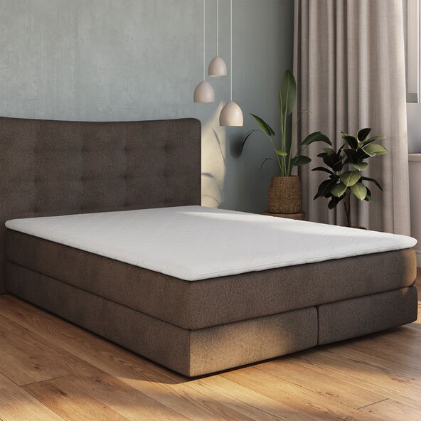 Komfortschaum-Matratzen-Topper, freigestellt auf weißem Hintergrund, in der Größe 140 x 200 cm. Das Produkt ist hell und wirkt einladend.