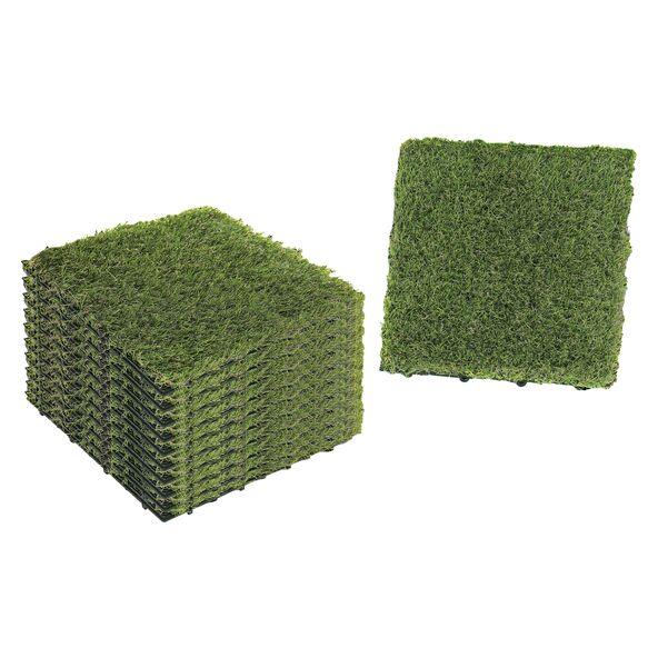 Grüne, quadratische Kunstrasenfliese mit kurzer, dichter Faserstruktur, die eine realistische Rasenoptik auf einer Terrasse oder einem Balkon simuliert.