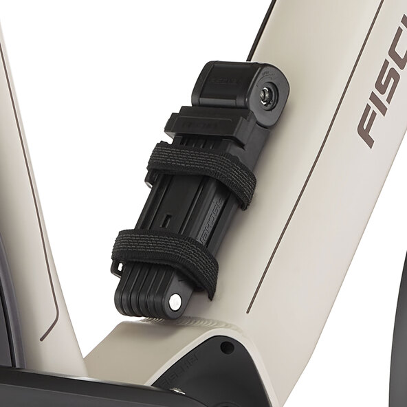 Dunkelgraues Trekking E-Bike VIATOR mit Gepäckträger, Schutzblechen und Beleuchtung steht auf Asphalt. Der Rahmen ist trapezförmig und die Reifengröße beträgt 28 Zoll.