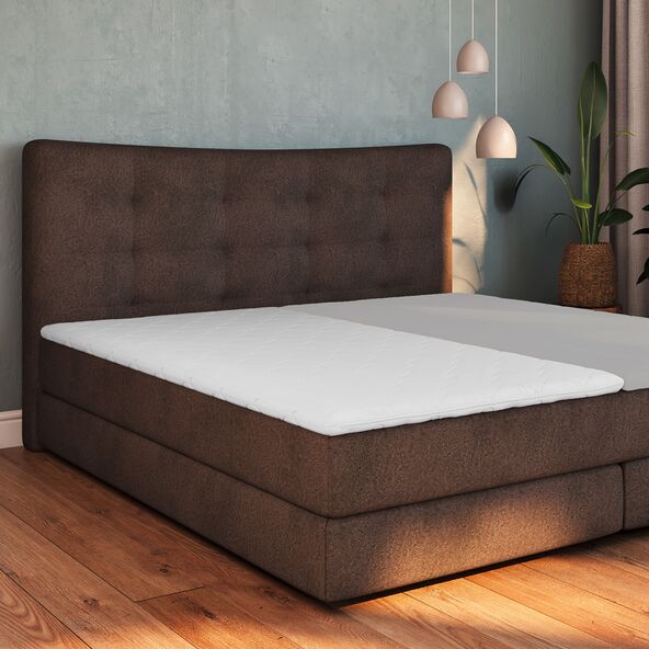 Weiche, weiße Matratzenauflage auf einem Bett, die eine komfortable Liegefläche zeigt. Optimal für Matratze Basis, Größe 90x200 cm.