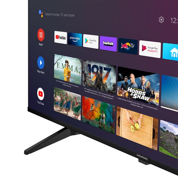 Detailaufnahme eines Android UHD Smart-TV, diagonal im Raum platziert, mit hellem, realistischem Bildschirminhalt, der auf die smarte TV-Funktionalität hinweist.