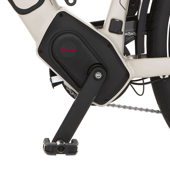 E-Bike Trekking
Silbernes Trekking E-Bike mit Gepäckträger, Schutzblechen, Kettenschutz und gefederter Gabel steht auf Asphalt vor einer unscharfen Häuserkulisse.