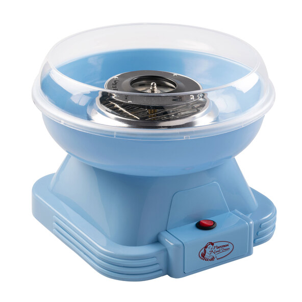 Blaue Zuckerwattemaschine mit transparentem Spritzschutz und weißer Schüssel. Zuckerwatte wird um einen Holzstab gewickelt. Freigestellt vor weißem Hintergrund.