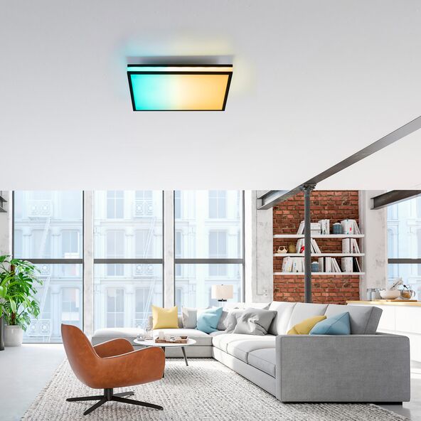 Schwarze, quadratische LED-Deckenleuchte Mario. Die Leuchte hat eine glatte, matte Oberfläche und gibt ein helles, gleichmäßiges Licht ab.