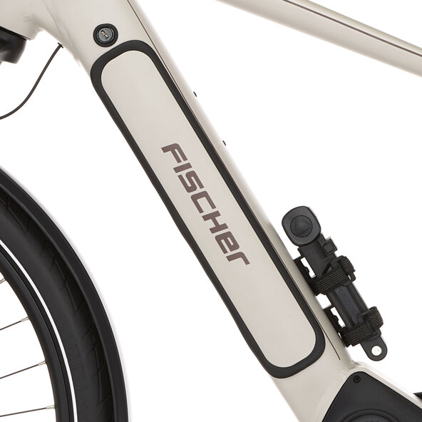 Dunkelblaues Trekking E-Bike "VIATOR" mit Diamantrahmen, Gepäckträger, Schutzblechen und gefederter Gabel steht seitlich vor neutralem Hintergrund.