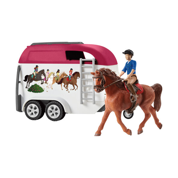 Horse Club SUV mit Pferdeanhänger: Ein rosafarbener Geländewagen zieht einen weißen Pferdeanhänger auf einer grünen Fläche.