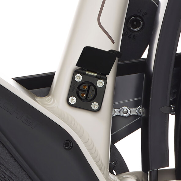 Ein graues Trekking E-Bike der Marke VIATOR mit Gepäckträger, Schutzblechen, Federgabel und integriertem Akku im Unterrohr steht aufrecht.