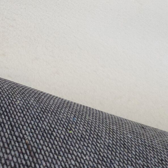 Weißer, rechteckiger Teppich Rabbit Prime mit flauschiger, hochfloriger Oberfläche. Er liegt glatt auf und füllt den Bildausschnitt fast vollständig aus.