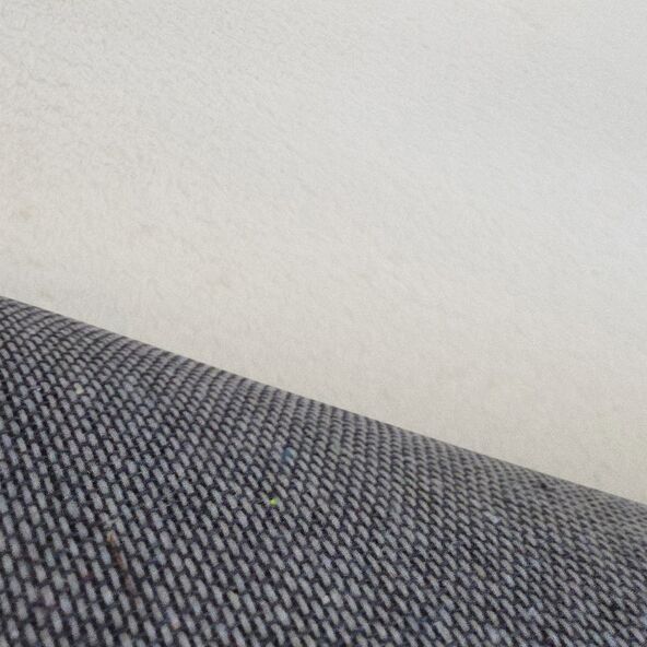 Weißer, rechteckiger Teppich mit langfloriger, weicher Oberfläche, dargestellt auf hellem Hintergrund. Das Produkt "Teppich Rabbit Prime" in der Größe 120 x 180 cm wird gezeigt.