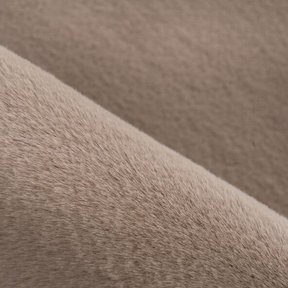 Sandfarbener Teppich Rabbit Prime in rechteckiger Form mit weicher, leicht erhöhter Oberfläche, fotografiert vor neutralem Hintergrund.