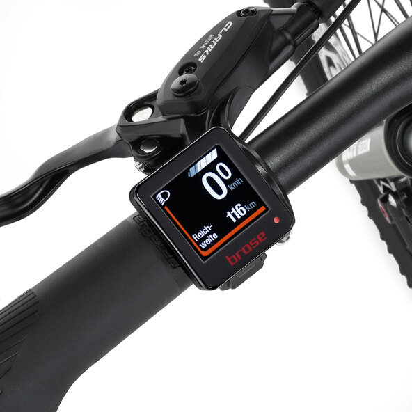 Ein graues Trekking E-Bike mit Gepäckträger, Schutzblechen und Beleuchtung steht auf einem hellen Untergrund. Der Rahmen ist trapezförmig und der Akku ist im Rahmen integriert.