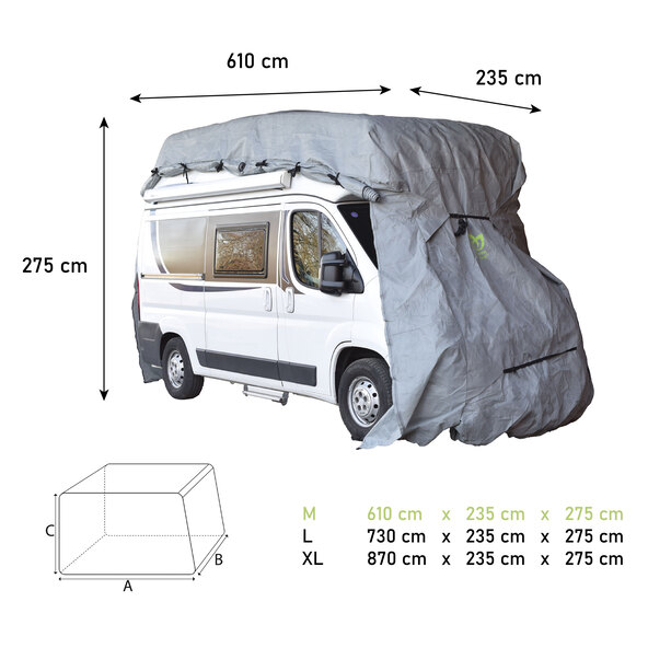 Wohnmobil Schutzhülle über einem beigen Wohnmobil, das auf einer gepflasterten Fläche steht. Die Hülle ist grau und bedeckt das gesamte Fahrzeug.