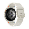 Beige Galaxy Watch mit rundem Display und schmalem, farblich passendem Armband, auf hellem Hintergrund leicht erhöht schwebend dargestellt.