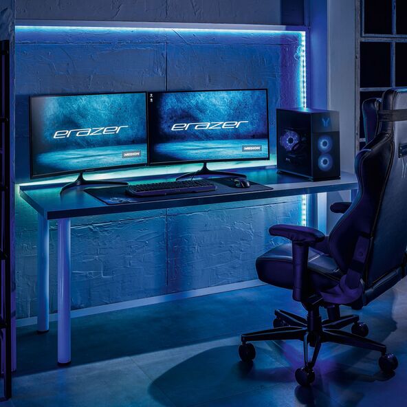 Gaming PC Hunter, RTX. Schwarzer Tower-PC mit RGB-Beleuchtung, transparentem Seitenteil, der interne Komponenten und Grafikkartenbeleuchtung zeigt.