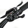 Silberfarbenes Trekking E-Bike mit Diamantrahmen, Gepäckträger, Schutzblechen und gefederter Gabel steht auf einem hellen Untergrund. Fokus liegt auf der Seite und den Komponenten.