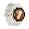 Beige Galaxy Watch mit rundem Display und schmalem, hellem Armband. Das Zifferblatt zeigt eine digitale Anzeige mit diversen App-Symbolen.