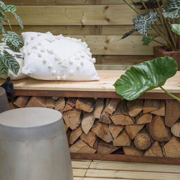 Holzlagerbank Tyr aus Holz mit integriertem Stauraum, ideal für die Lagerung von Holzscheiten und als Sitzgelegenheit im Außenbereich.