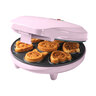 Kleiner, pinkfarbener Mini Cookie Maker mit zwei runden Aussparungen für Kekse, vor weißem Hintergrund freigestellt.