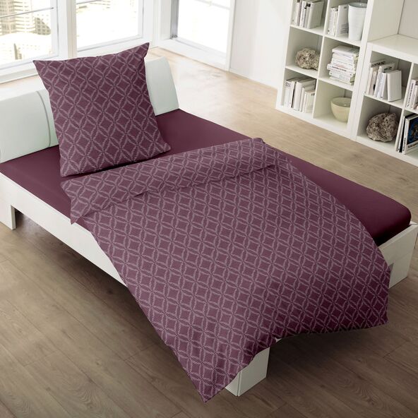 Bettwäsche Jacquard-Feinbiber Grafik bordeaux, bestehend aus einem Kissen- und einem Bettbezug. Das Muster zeigt stilisierte, florale Elemente in Bordeaux- und Beigetönen auf hellem Grund.