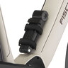 Dunkelgraues Trekking E-Bike VIATOR mit Gepäckträger, Schutzblechen und Beleuchtung steht auf Asphalt. Der Rahmen ist trapezförmig und die Reifengröße beträgt 28 Zoll.
