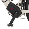 E-Bike Trekking
Silbernes Trekking E-Bike mit Gepäckträger, Schutzblechen, Kettenschutz und gefederter Gabel steht auf Asphalt vor einer unscharfen Häuserkulisse.