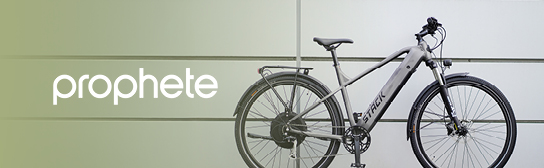Fahrrad steht vor einer weißen Wand, Markenlogo von Prophete daneben