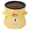 Gelbes Mini Schoko-Fondue Set mit kleiner Keramikschüssel, Teelichthalter und zwei Gabeln, umgeben von Schokoladenstücken.