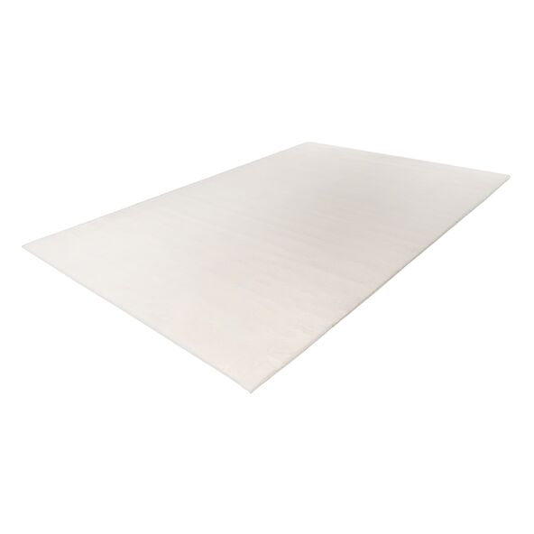 Weißer, rechteckiger Teppich mit flauschiger Oberfläche, der am Boden liegt. Er hat eine Größe von 120 x 180 cm und ist unter dem Produktnamen Teppich Rabbit Prime erhältlich.