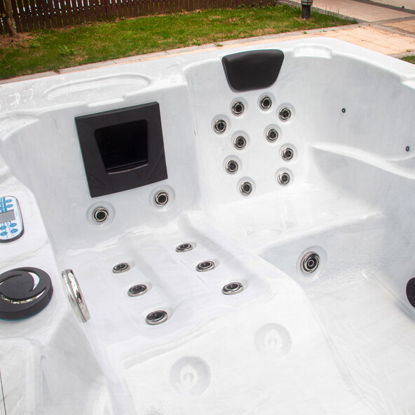 Outdoor-Whirlpool White Marble