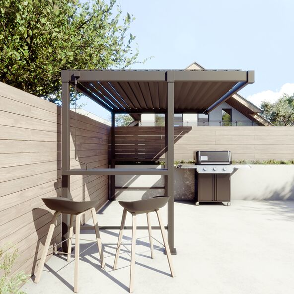 Anthrazitfarbene Bar Pergola mit Lamellenüberdachung im Außenbereich, stehend auf einer Terrasse. Die Lamellen sind teilweise geöffnet, wodurch Licht durchscheint.