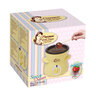 Gelbes Mini Schoko-Fondue Set mit Kerze, Schmelzschale und Gabeln auf weißem Hintergrund, Produktfoto für Online-Shop.