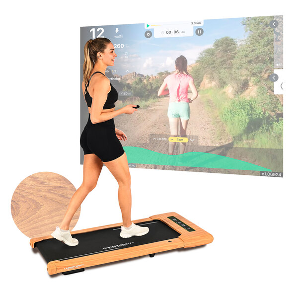 Zusammengeklapptes Walking Pad in Holzoptik vor hellem Hintergrund, Bedienteil gut sichtbar. Das Gerät ist flach und platzsparend.