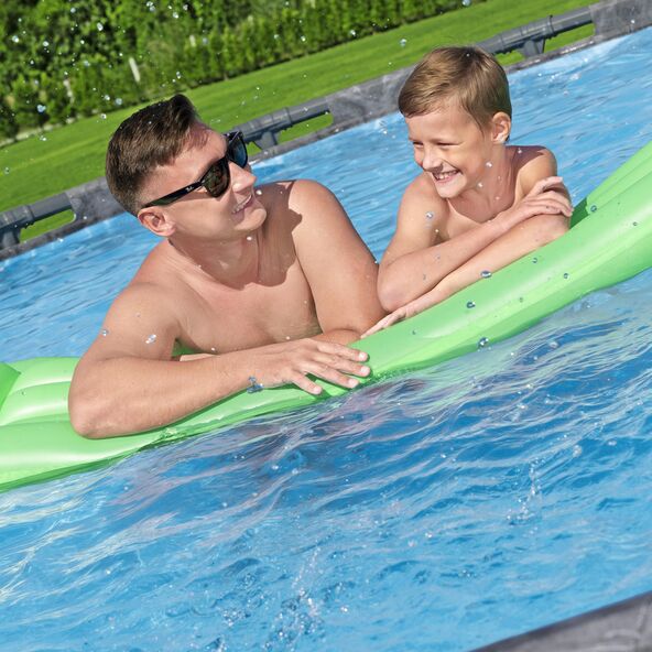 Großer, runder Frame Pool mit Stahlrahmen und blauer Innenfolie im Garten, teilweise mit Schnee bedeckt, inklusive Leiter und Filterpumpe.