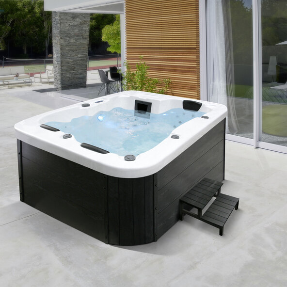 Outdoor-Whirlpool White Marble
