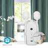 Vorhangroboter, der an einer Gardinenstange hängt und Vorhänge automatisch öffnet und schließt. Die zugehörige Smartphone-App ist abgebildet.