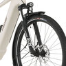 Ein silbergraues E-Bike Trekking mit Trapezrahmen, Gepäckträger, Schutzblechen und gefederter Gabel steht seitlich auf ebenem Grund.