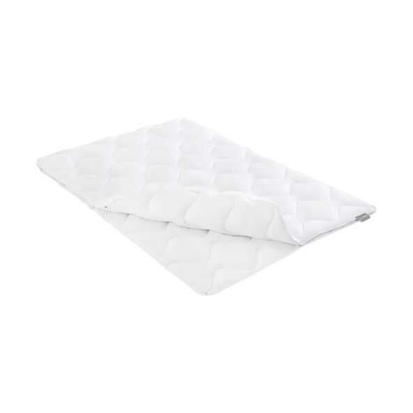 Beige Bettwäschegarnitur mit dezentem Muster, bestehend aus einem Bettbezug und einem Kissenbezug, auf einem weißen Bett arrangiert. Geeignet für alle Jahreszeiten.