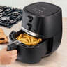Eine schwarze Heißluftfritteuse mit digitalem Display und einem herausnehmbaren Frittierkorb vor neutralem Hintergrund.